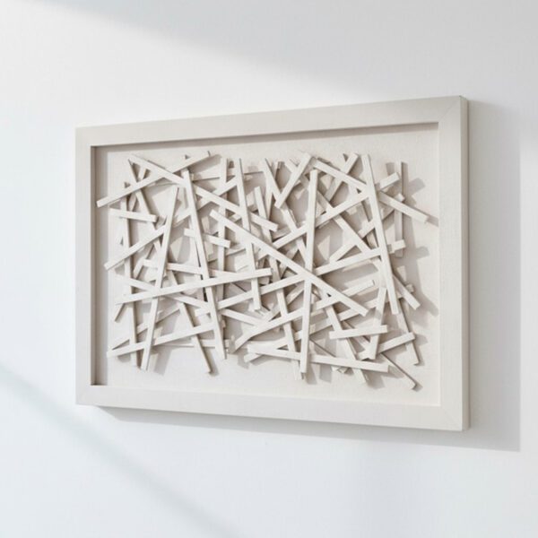 Escultura mural de madera en blanco roto