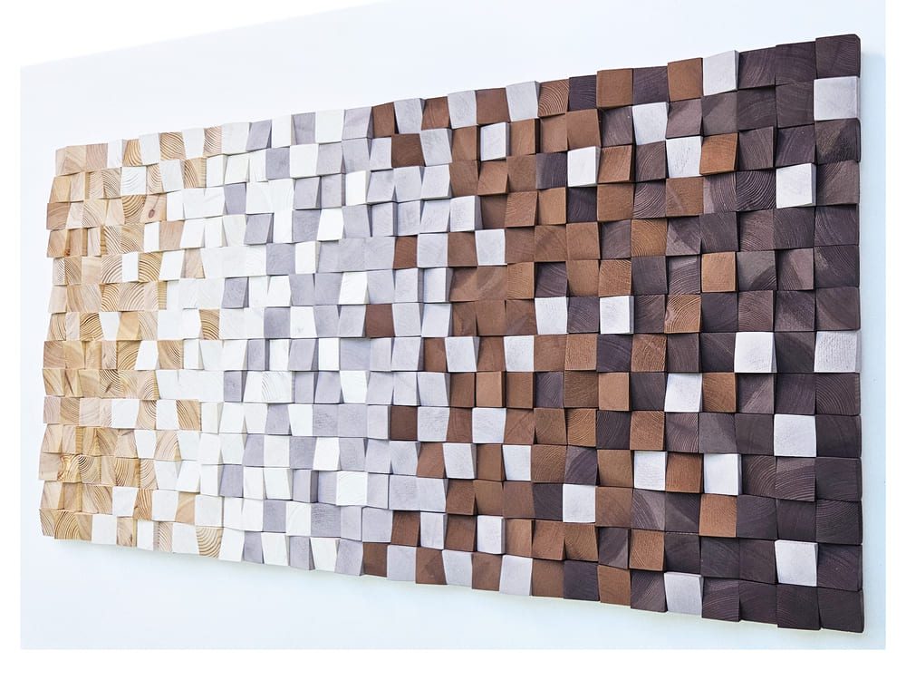 Decoración de pared en madera en tonos tostados y blancos
