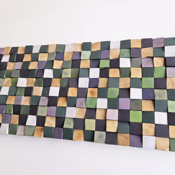 Mural de madera en verde, púrpura y dorado