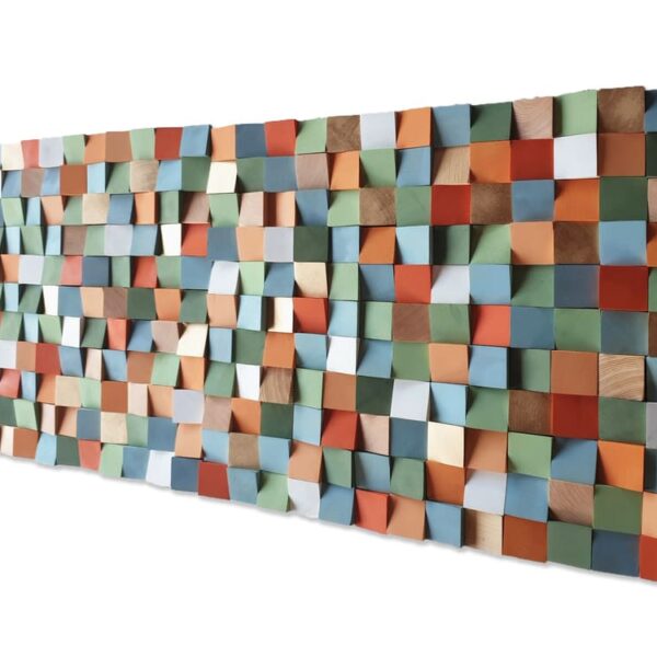 Mural de madera multicolor con detalles dorados