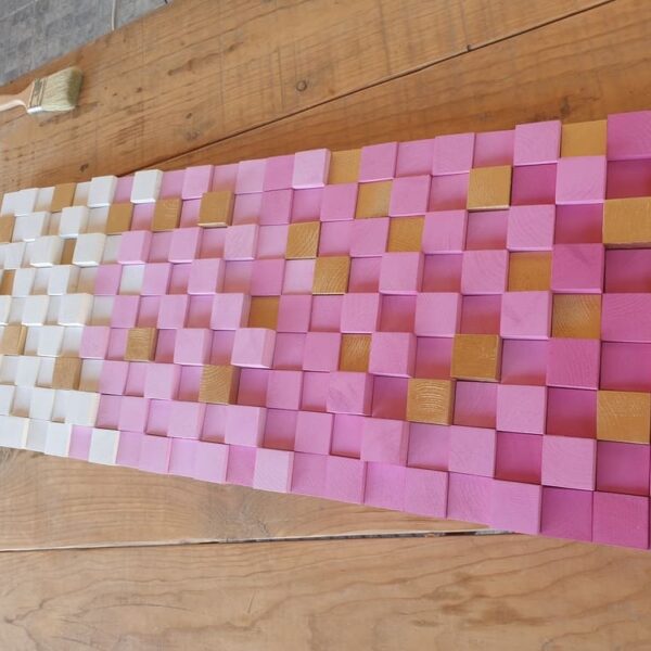 Escultura de pared en madera rosa y dorado