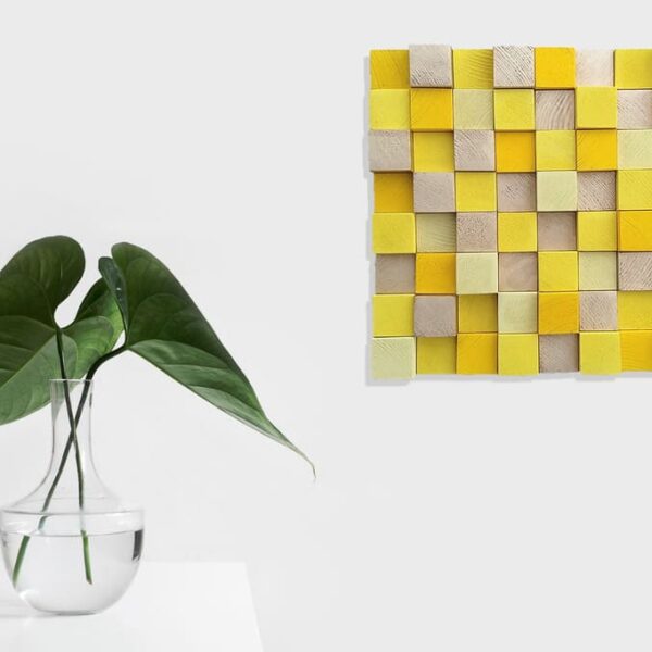 Mosaico mural de madera en tonos amarillos