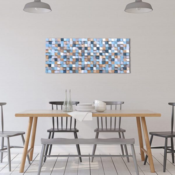 Mural de madera en tonos azules, tostados y dorados