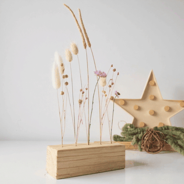 Centro de mesa romántico con flores secas rosa claro · Arreglo floral artesanal para bodas y decoración vintage