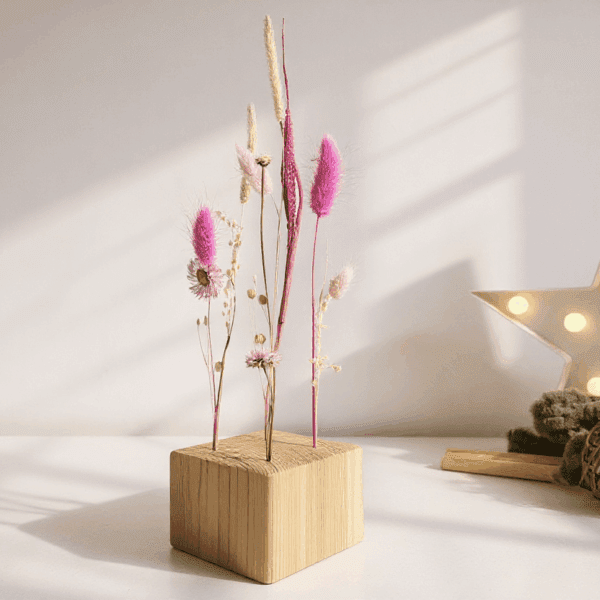 Cubo de madera con flores secas rosas y crema · Decoración artesanal y delicada