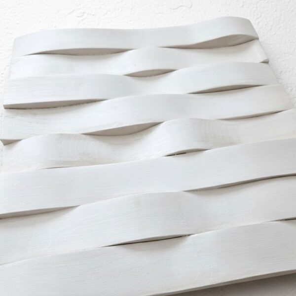 Detalle del relieve y textura del mural 3D de madera en blanco roto