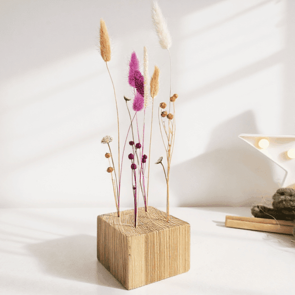 Cubo de madera con flores secas rosas, beige y ámbar. Detalle decorativo boho natural
