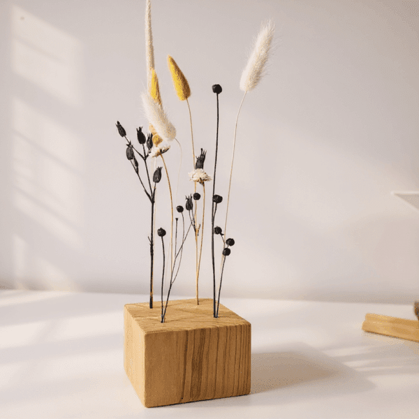 Cubo de madera con flores secas blancas, amarillas y azul oscuro · Detalle decorativo natural y minimalista