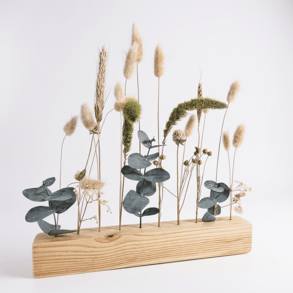 Centro de flores secas natural en tonos verde y crema · Arreglo floral minimalista y rústico