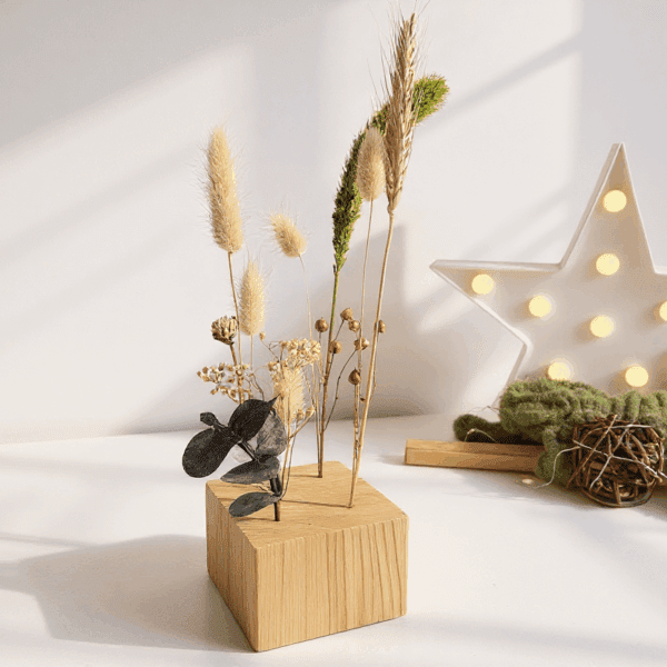 Cubo de madera con flores secas verdes y beige · Detalle decorativo natural y minimalista