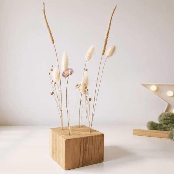 Cubo de madera con flores secas beige y rosa · Decoración natural y minimalista